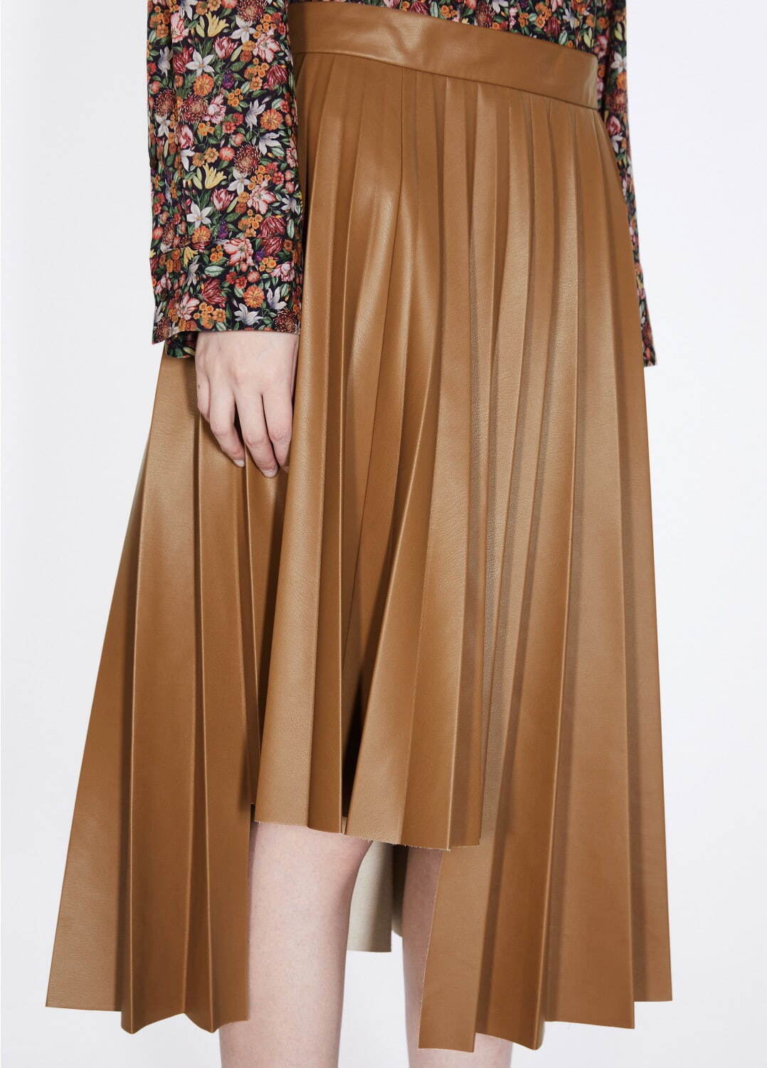 スカート(Asymmetric Pleated Faux-leather Skirt) 22,000円