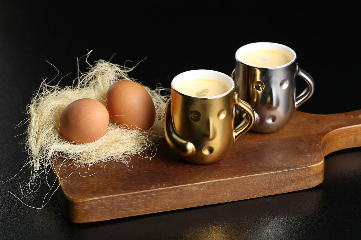 金・銀の「プレミアムはにわぷりん」新鮮なブランド卵の金粉・銀粉入りカスタード、大阪で発売｜写真2