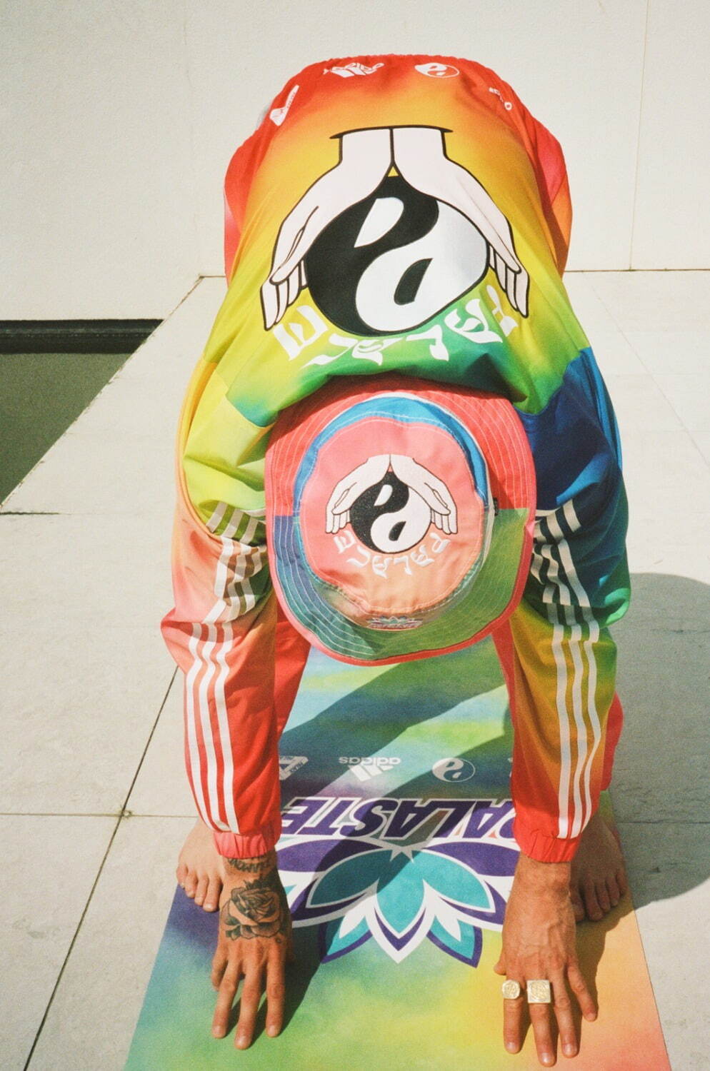 パレス スケートボード×アディダス オリジナルス“陰陽太極図”入りタイダイジャケットやヨガマット｜写真37