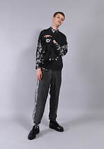 ミルクボーイ“くまのぬいぐるみ”ショルダーバッグ、大きな足＆長い爪が特徴のブラックベアー｜写真1