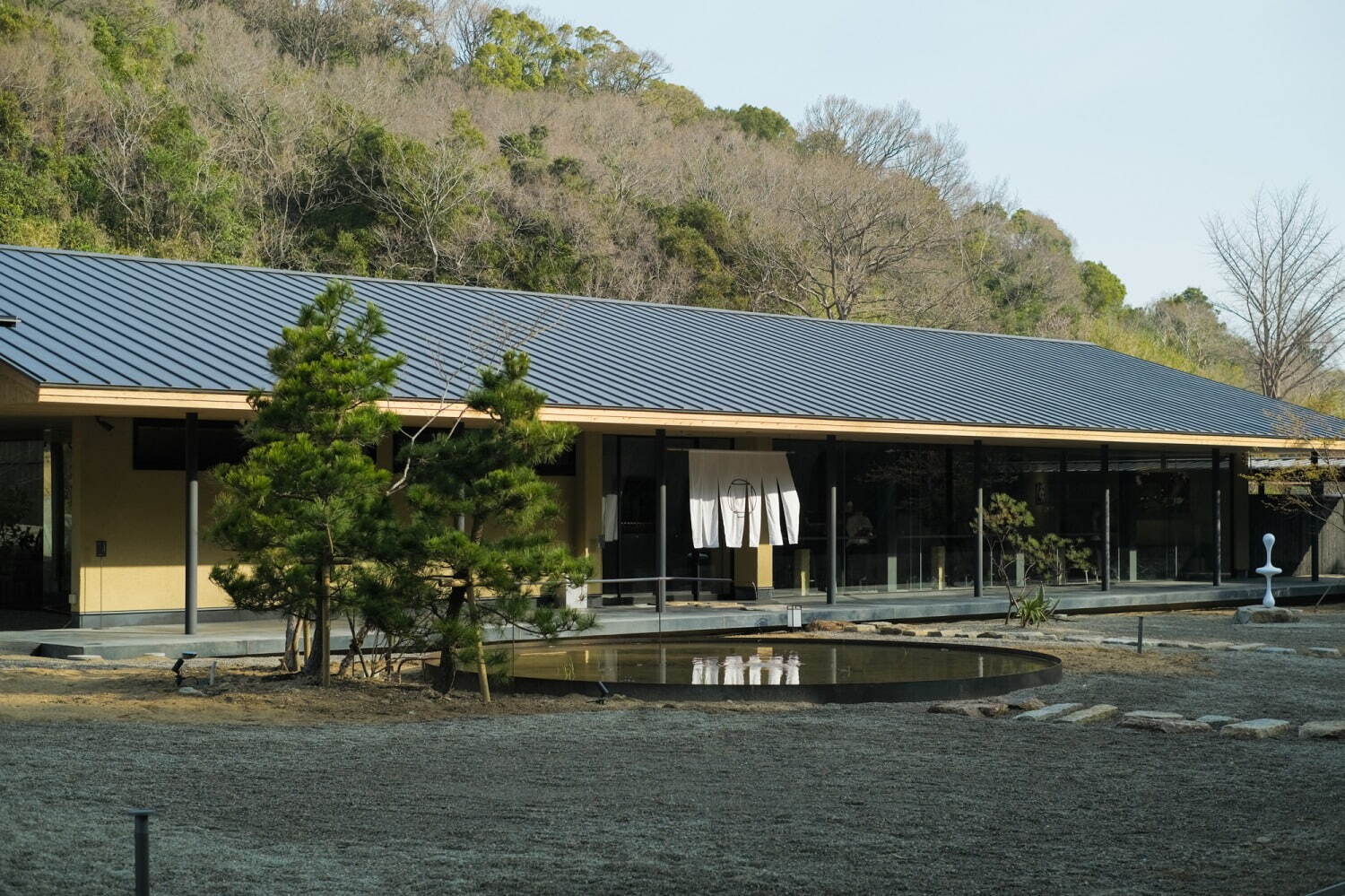 「直島旅館 ろ霞」“アートの島”に佇む、露天風呂付き＆現代アートに囲まれる全室スイートの本格旅館｜写真5