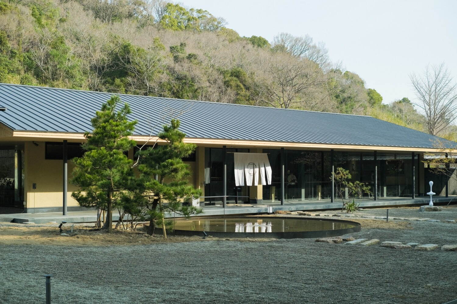 「直島旅館 ろ霞」“アートの島”に佇む、露天風呂付き＆現代アートに囲まれる全室スイートの本格旅館｜写真15