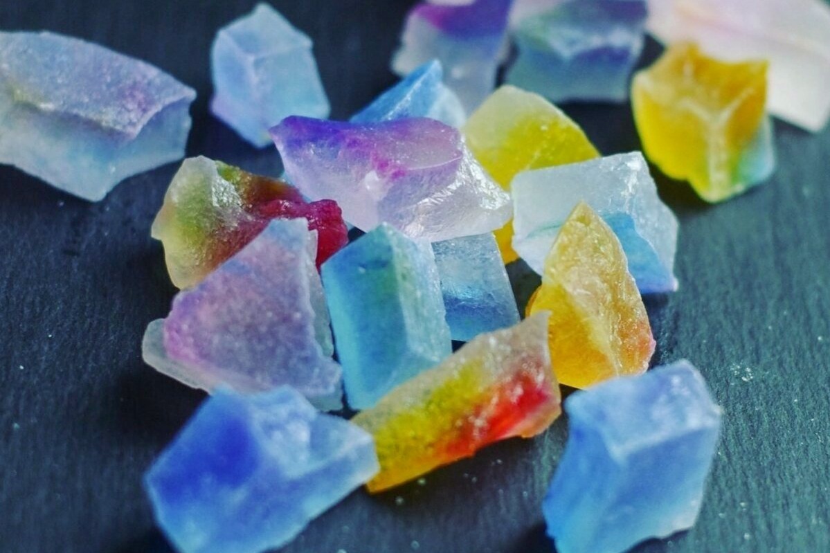 和菓子｜“食べられる宝石”琥珀糖専門店「魔法の琥珀糖」“魔法の小びん”に入った煌めく琥珀糖、新宿マルイで