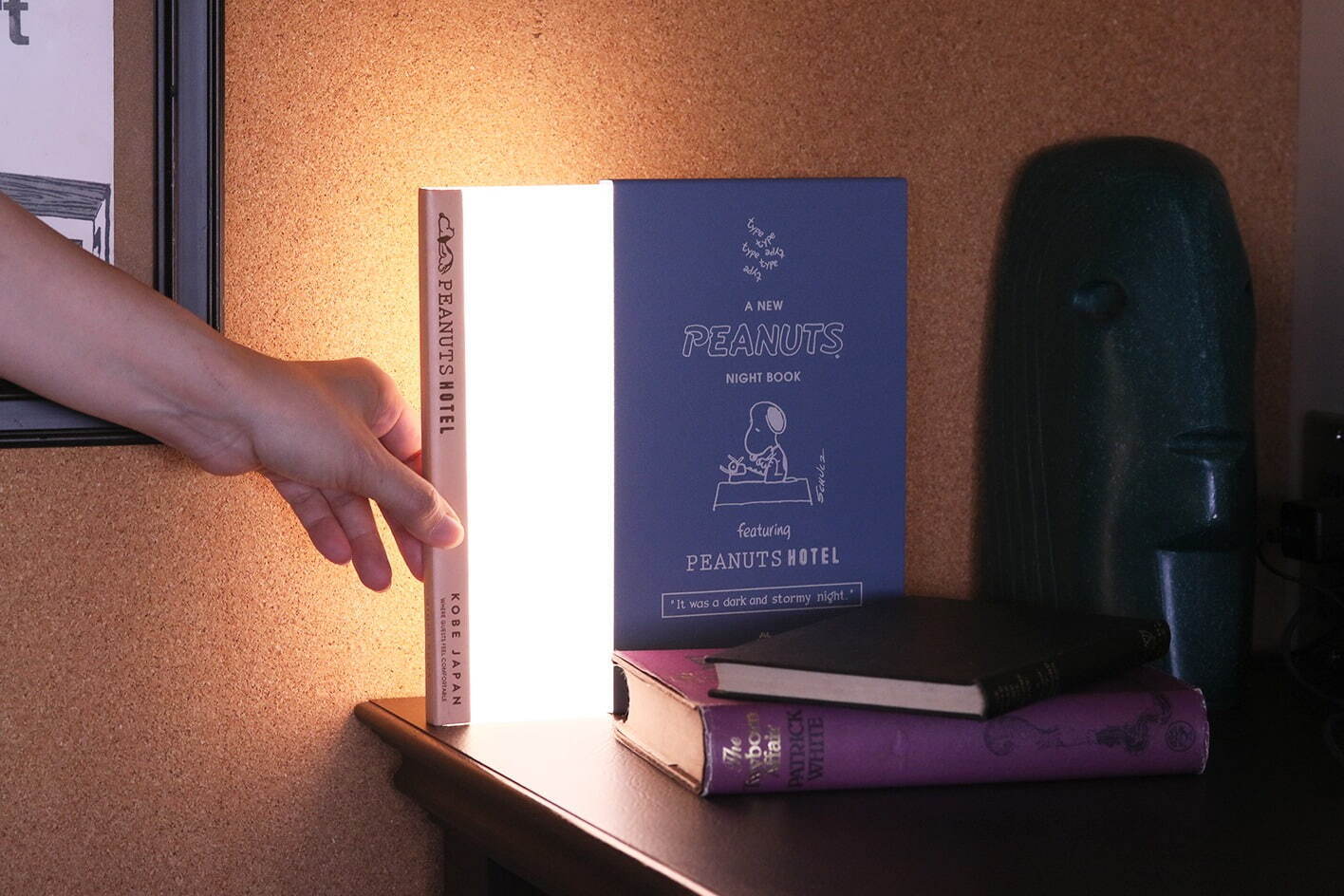 PEANUTS HOTEL ROOM41 LEDライト “DARK STORMY NIGHT BOOK” 31,900円