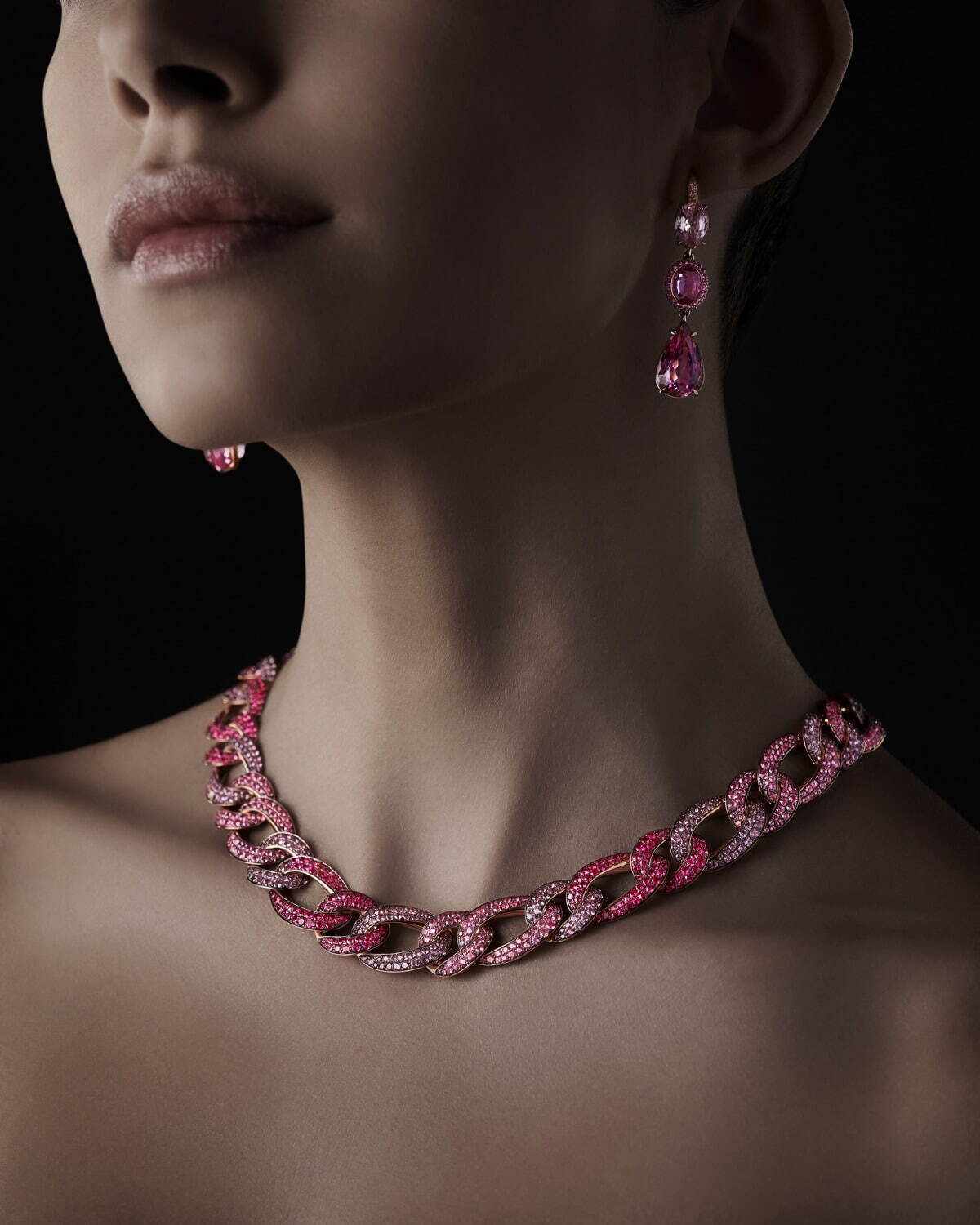 ＜展示イメージ＞
ダイヤモンドとピンク・パープル・レッド・ラベンダースピネルを散りばめた、ローズゴールドのピンクグルメネックレス。