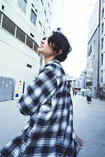 ディーゼル初のトゥルーワイヤレスイヤホン、シルバーメタリックロゴの充電ケース付き｜写真11