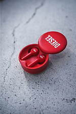 ディーゼル初のトゥルーワイヤレスイヤホン、シルバーメタリックロゴの充電ケース付き｜写真3