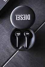 ディーゼル初のトゥルーワイヤレスイヤホン、シルバーメタリックロゴの充電ケース付き｜写真2