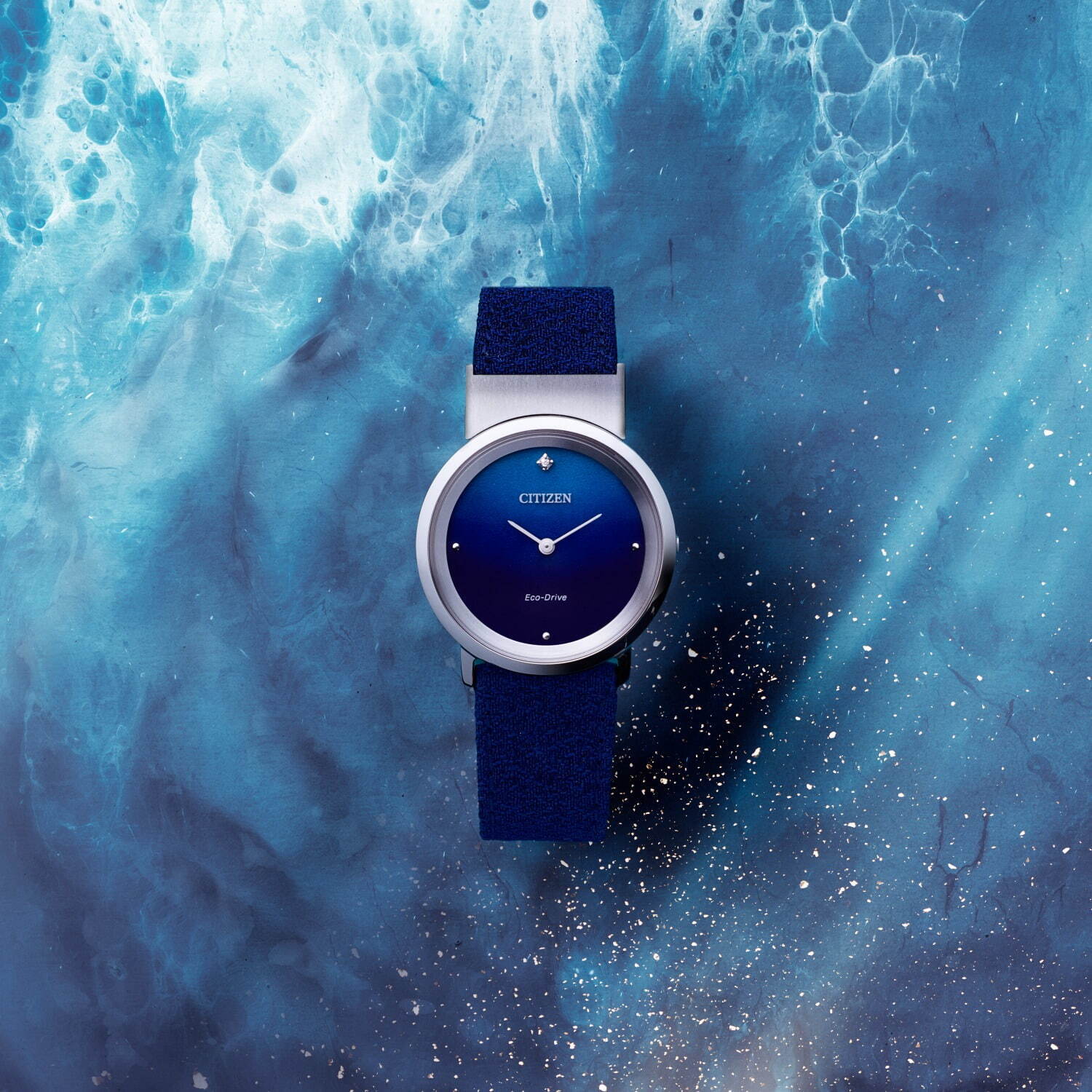 水をイメージした「シチズン エル」新作腕時計、“光が揺らぐ海底”着想ブルーのグラデーション文字板 - ファッションプレス
