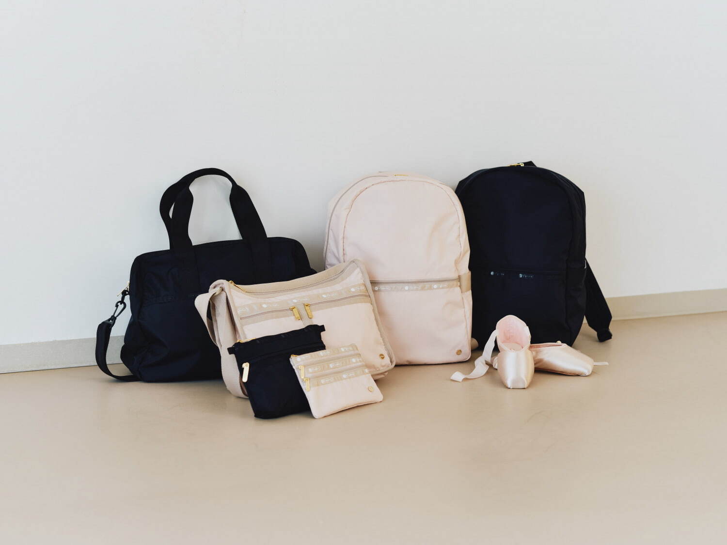 Carrier Backpack WP 22,000円、Harper Bag WP 19,800円、DLX Everyday Bag WP 19,250円 Cosmetic Clutch 3,960円、3 Zip Cosmetic 3,630円