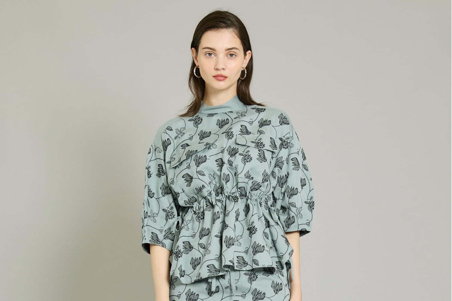 エボニー“シクラメン”などの刺繍を施したドレス＆ブラウス、ステュディオス限定“ライトグレー”で