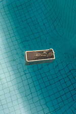 マーシャルのポータブルスピーカー「エンバートン」に新色“クリーム”が登場｜写真10