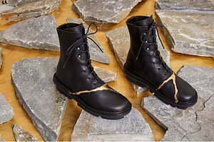 トリッペン“金継ぎ”着想シューズ、割かれたアッパーから金が覗くダービーシューズやブーツ