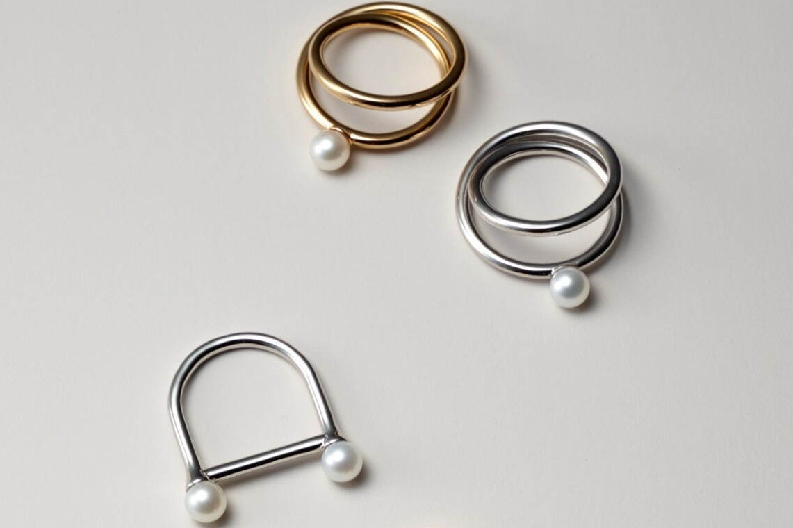 ジュエッテの新作アクセサリー、ミニマルなパールリングや“重ね付け”楽しむシルバーイヤリング