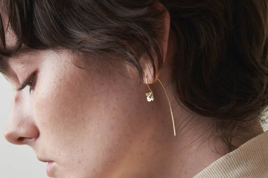 カオル「紫陽花」ジュエリー、指で触れると“動く”ネックレス＆ピアスがスティーブン アラン別注で - ファッションプレス