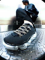 リミ フゥ×グラウンズの“ぷっくりソール”スニーカー、シルバーチェーンをレイヤード｜写真1