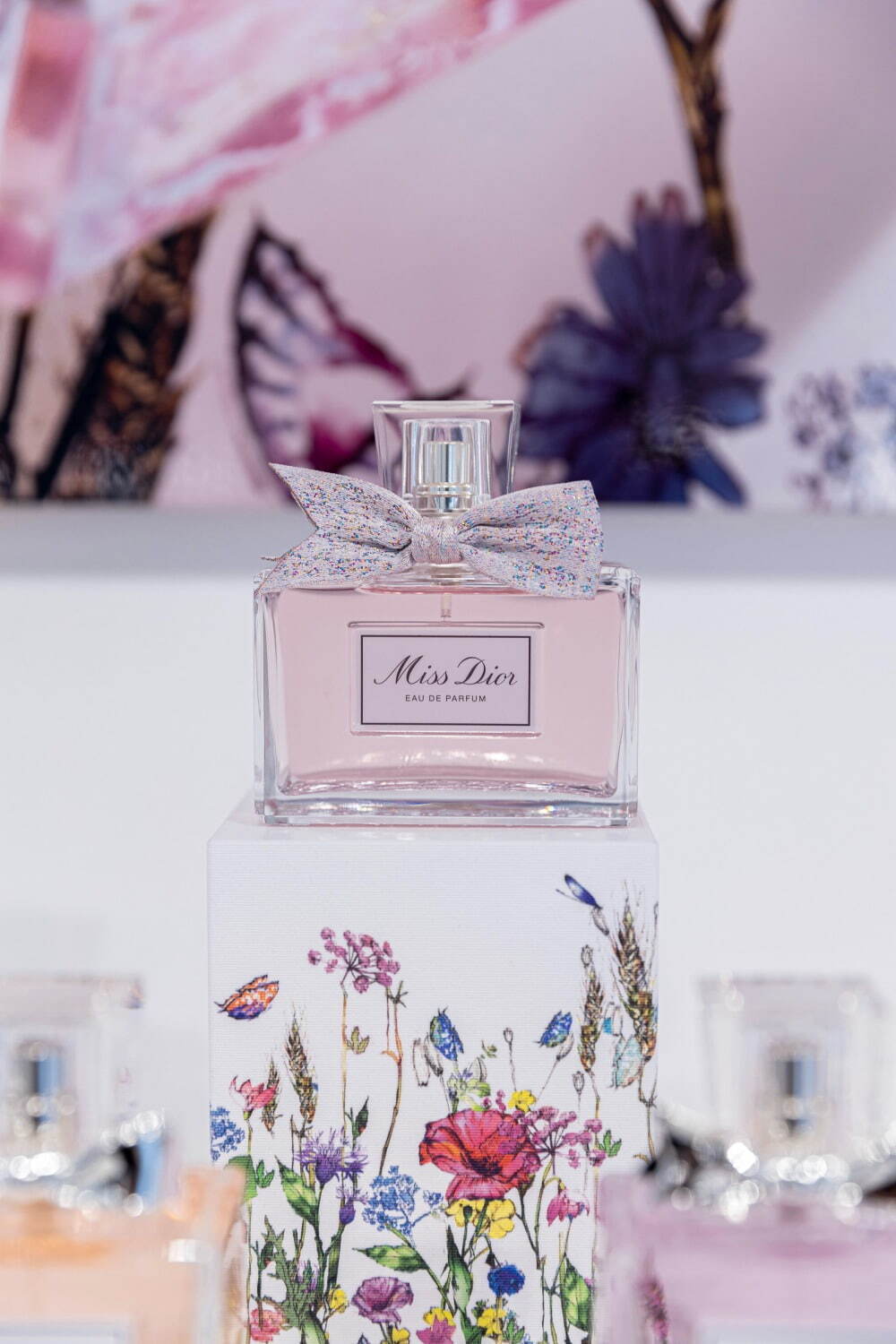ディオールの名香「ミス ディオール」リニューアル、花束のような香り＆パステルカラーの花が咲く新リボン - ファッションプレス