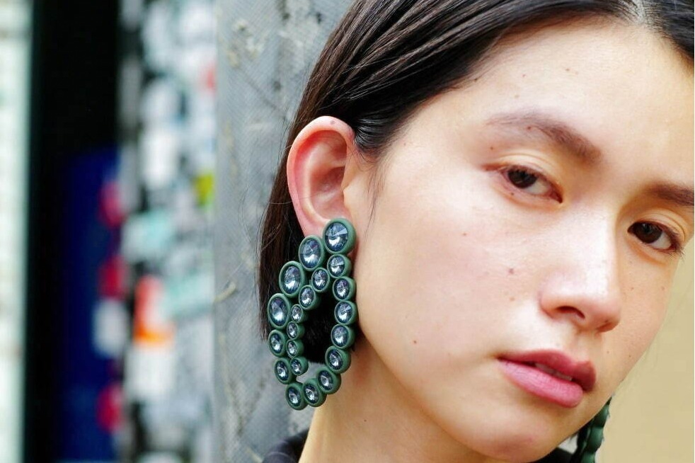 H&M STUDIO“おしゃれ度UP”のH&M最高級ライン、ヘルシー肌魅せワンピやカラフルニット