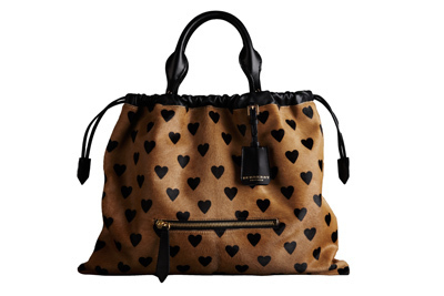 シエナ・ミラーらセレブも夢中！バーバリーのキュートな新作バッグ「バーバリー・クラッシュ」