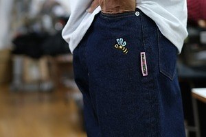 オーディナリー フィッツ“ミツバチ”刺繍入りデニム、サウンドショップバランサとコラボ