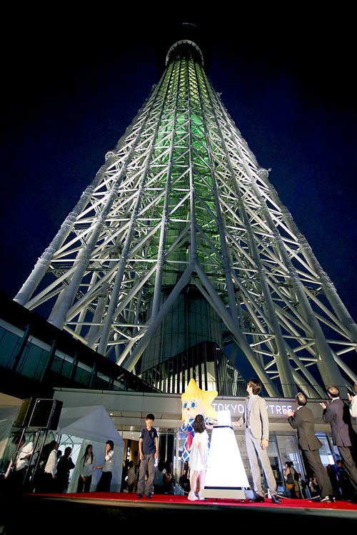 東京スカイツリーに、地元小学生がデザインした特別ライティングが点灯！ | 写真