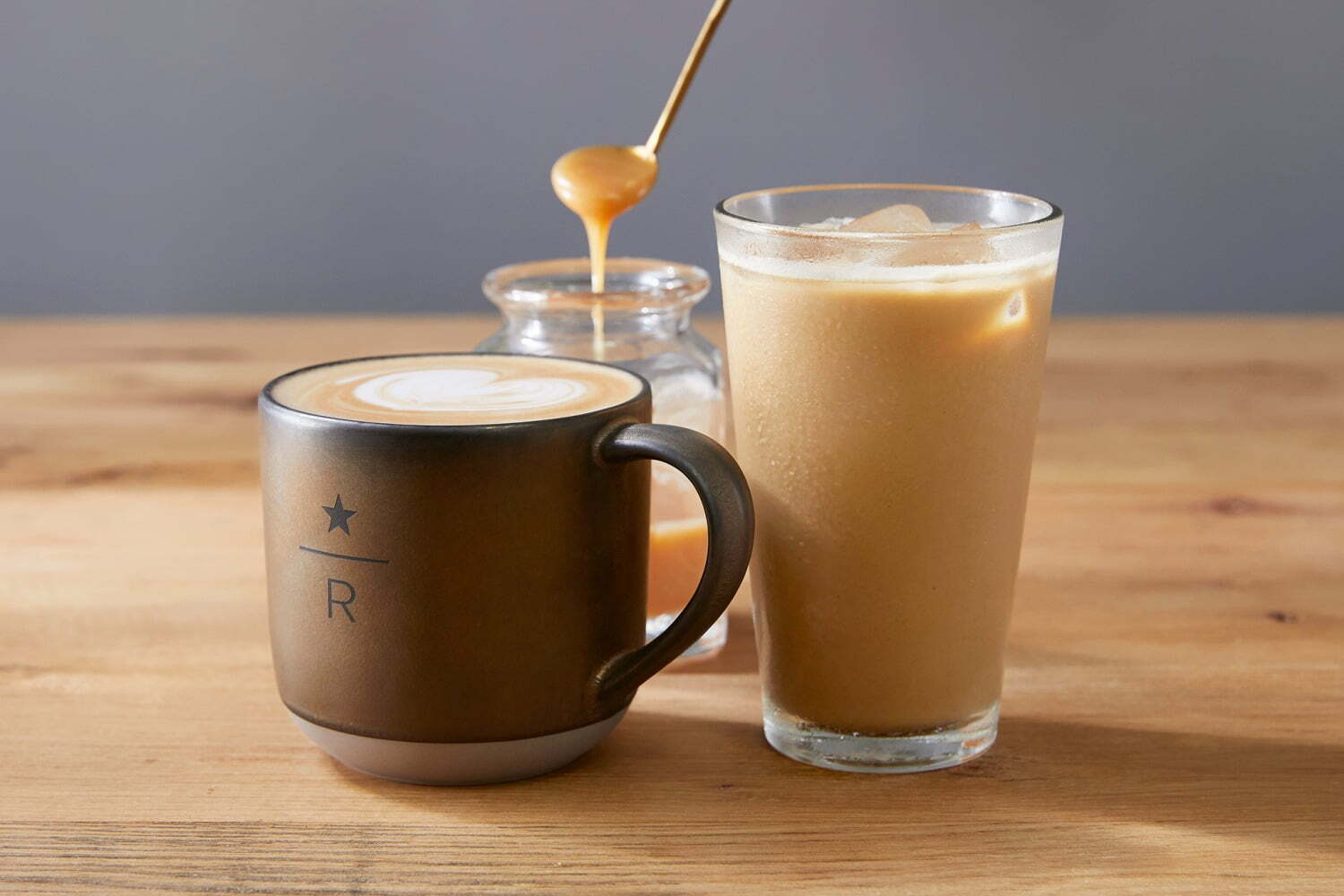 スターバックスから“究極のキャラメルラテ”、濃厚×ほろ苦キャラメルソース
