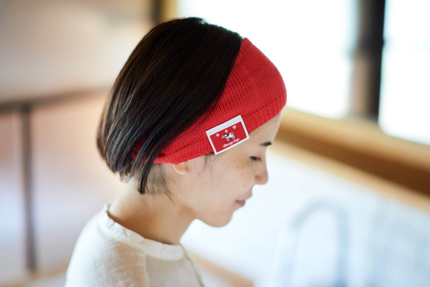 中川政七商店×牛乳石鹸のコラボ再び、新作ヘアバンドや蒸しタオル入り“赤箱”スキンケアセット｜写真3