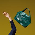 BAO BAO ISSEY MIYAKE新作、秋冬カラー纏った“巾着バッグ”や大容量バックパック｜写真7