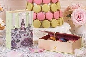 ラデュレ×オランピア ル タンの本型マカロンボックス、カラフルなマカロンやパティスリーが表紙に