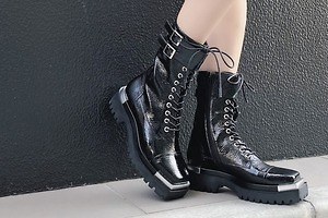 ジェフリーキャンベルの新作ブーツ、“スクエアトゥ×厚底”のヴィンテージ風レースアップなど