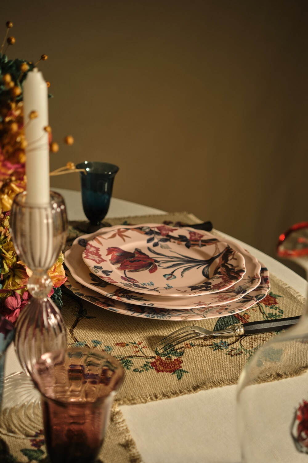 ディオール メゾン“花と鳥”の新作テーブルウェア、ツバメのガラス 