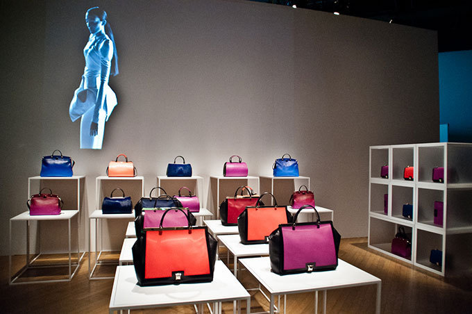 フルラ(FURLA)から、本物のシベリアンタイガーを使った迫力満点のムービーが到着｜写真8