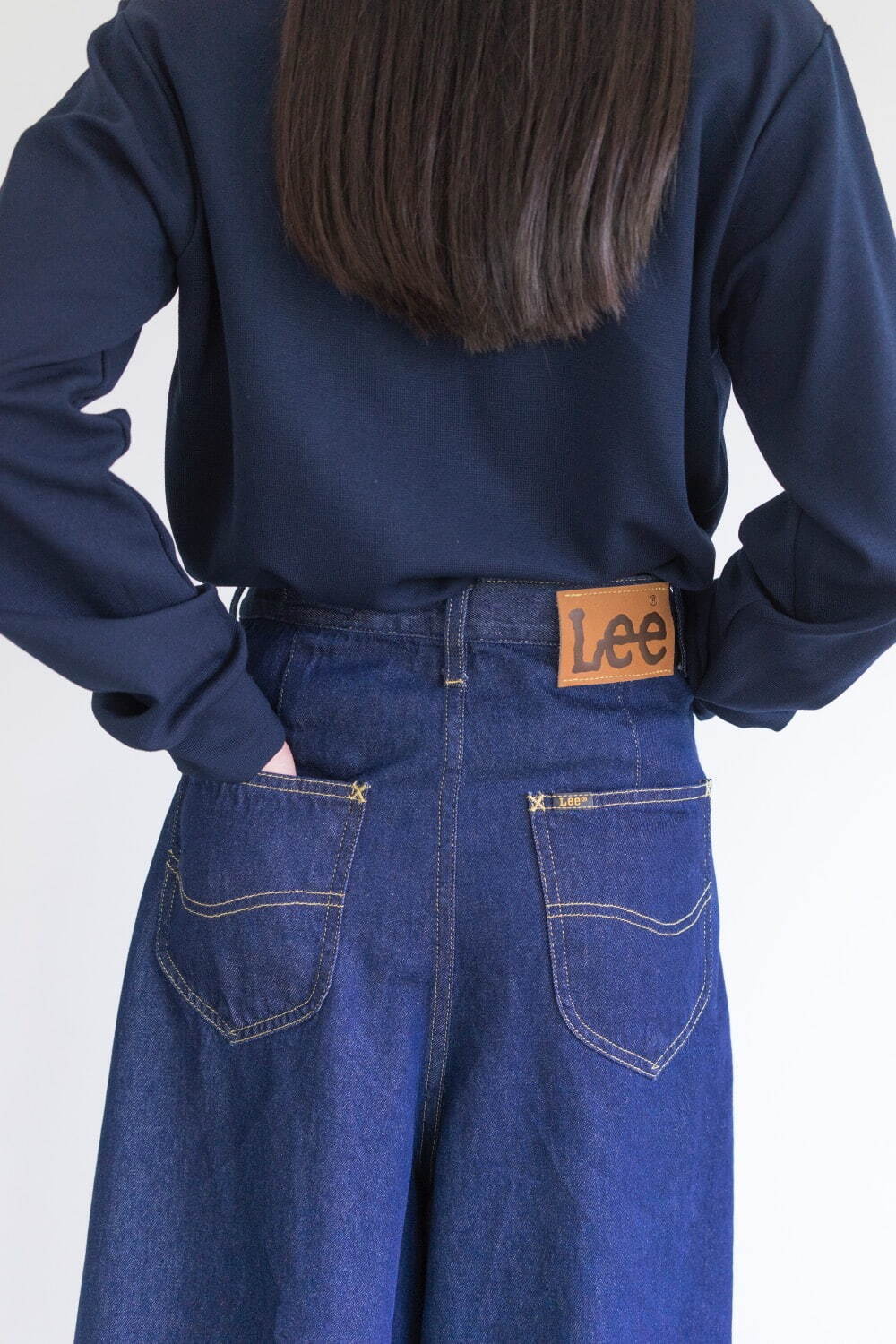 Leeとズッカが初コラボ、フロントボタンを“アシンメトリック”に連ねた 