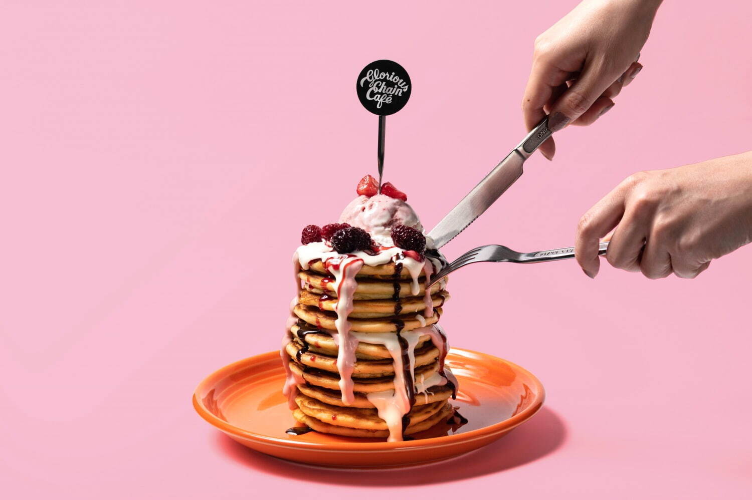 三井アウトレットパーク｜ディーゼルのグロリアスチェーンカフェ「パンケーキタワー」パンケーキ“10枚”にたっぷりソース＆アイス