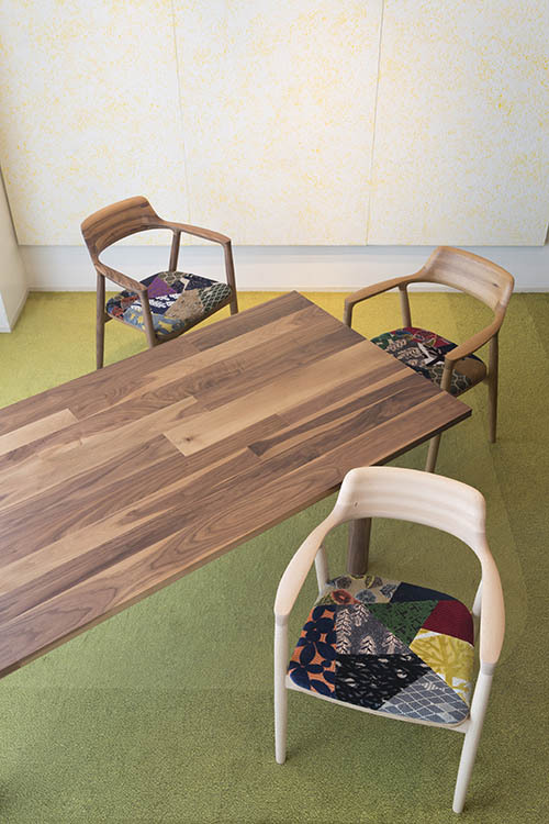 ミナ ペルホネン×マルニ木工 - 個性的な木材を使用したコラボ家具を伊勢丹新宿店で発表 コピー