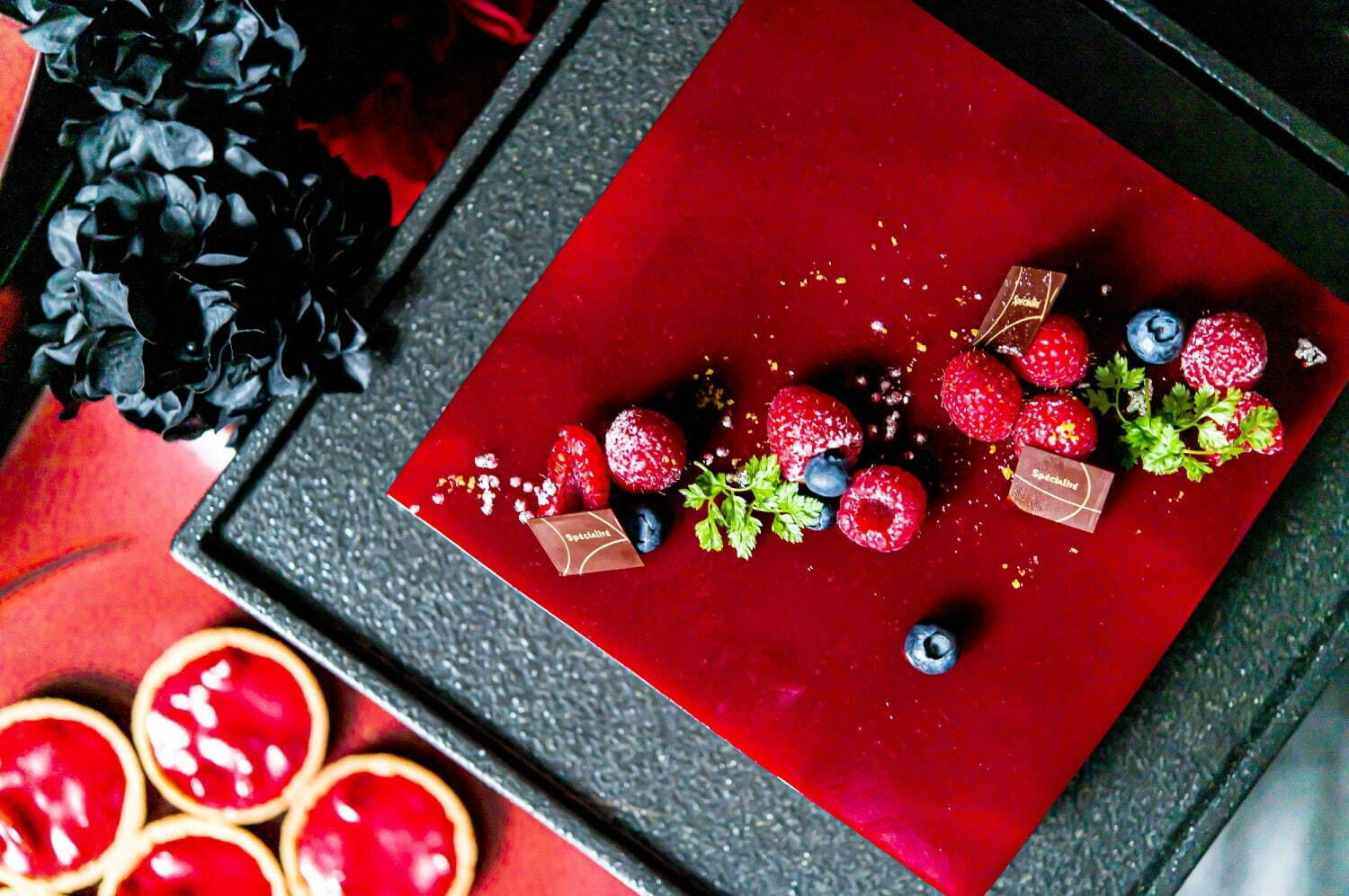 “赤と黒”のゴシック スイーツ、大人ハロウィンスイーツビュッフェがアートホテル大阪で｜写真6