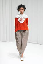 サポートサーフェス 2022年春夏コレクション、包み込むようなしなやかさと凛とした強さ｜写真4