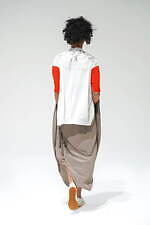 サポートサーフェス 2022年春夏コレクション、包み込むようなしなやかさと凛とした強さ｜写真6