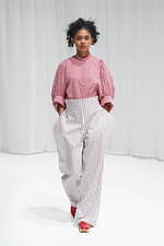 サポートサーフェス 2022年春夏コレクション、包み込むようなしなやかさと凛とした強さ｜写真23