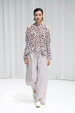 サポートサーフェス 2022年春夏コレクション、包み込むようなしなやかさと凛とした強さ｜写真92