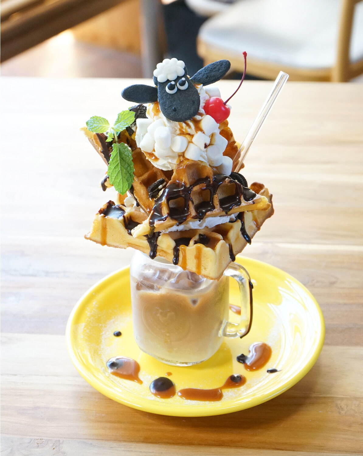 「ひつじのショーン」スイーツドリンク“ワッフルチャイ＆ハロウィンクリームソーダ”が吉祥寺に｜写真2