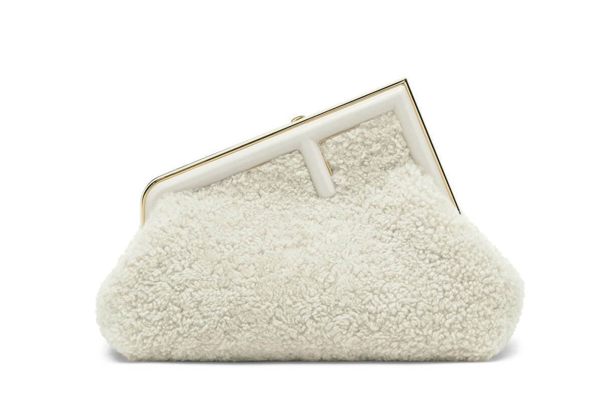 フェンディ“もこもこシアリング”の新アイコンバッグ「フェンディ ファースト」など伊勢丹新宿店で