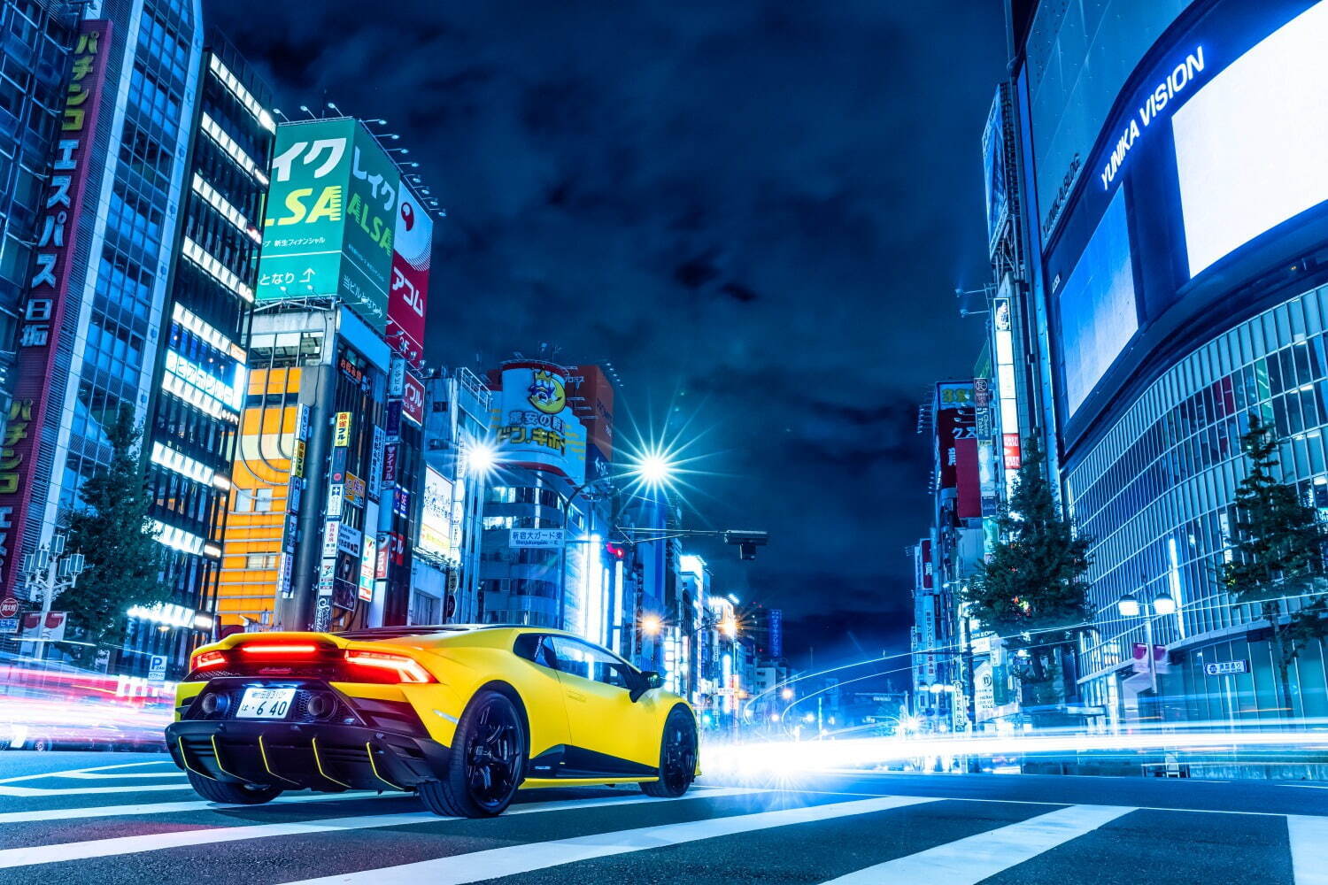 ランボルギーニのスーパースポーツカー“東京の夜景”を彩る大胆かつ鮮やかなカラー、洗練マットなスーパーSUVも｜写真9