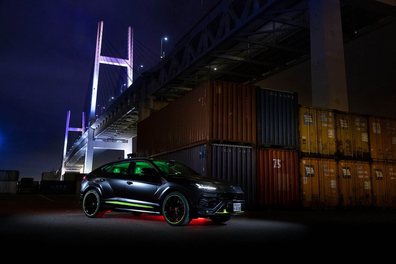 ランボルギーニのスーパースポーツカー“東京の夜景”を彩る大胆かつ鮮やかなカラー、洗練マットなスーパーSUVも｜写真2