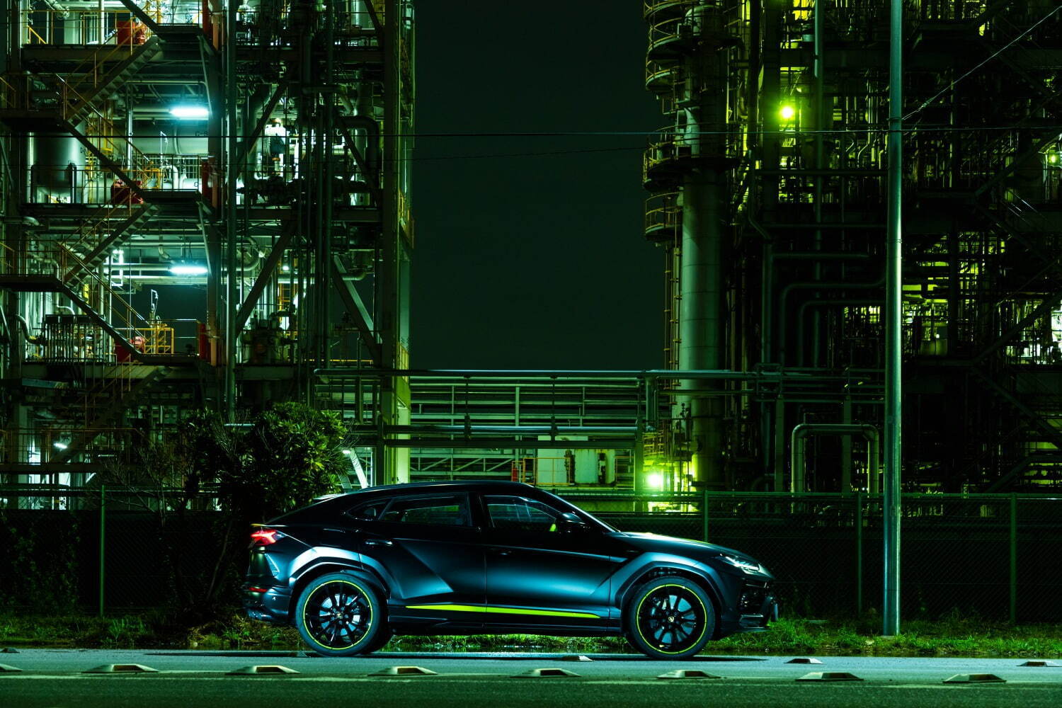 ランボルギーニのスーパースポーツカー“東京の夜景”を彩る大胆かつ鮮やかなカラー、洗練マットなスーパーSUVも｜写真1