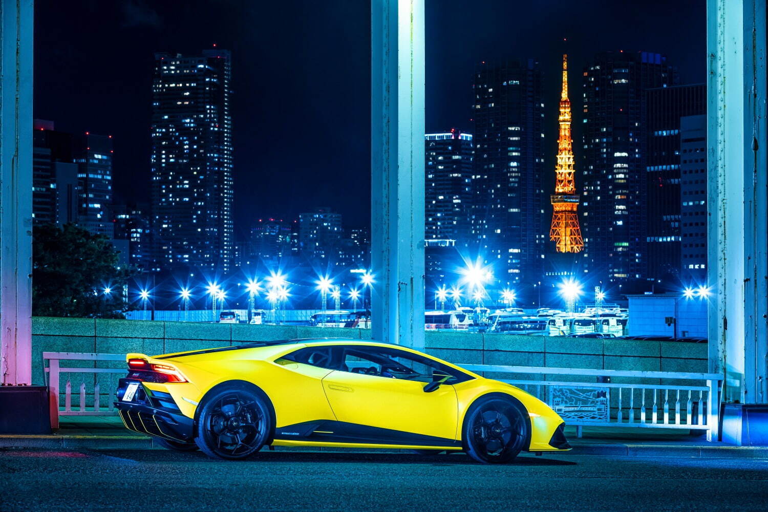 ランボルギーニのスーパースポーツカー“東京の夜景”を彩る大胆かつ鮮やかなカラー、洗練マットなスーパーSUVも｜写真7
