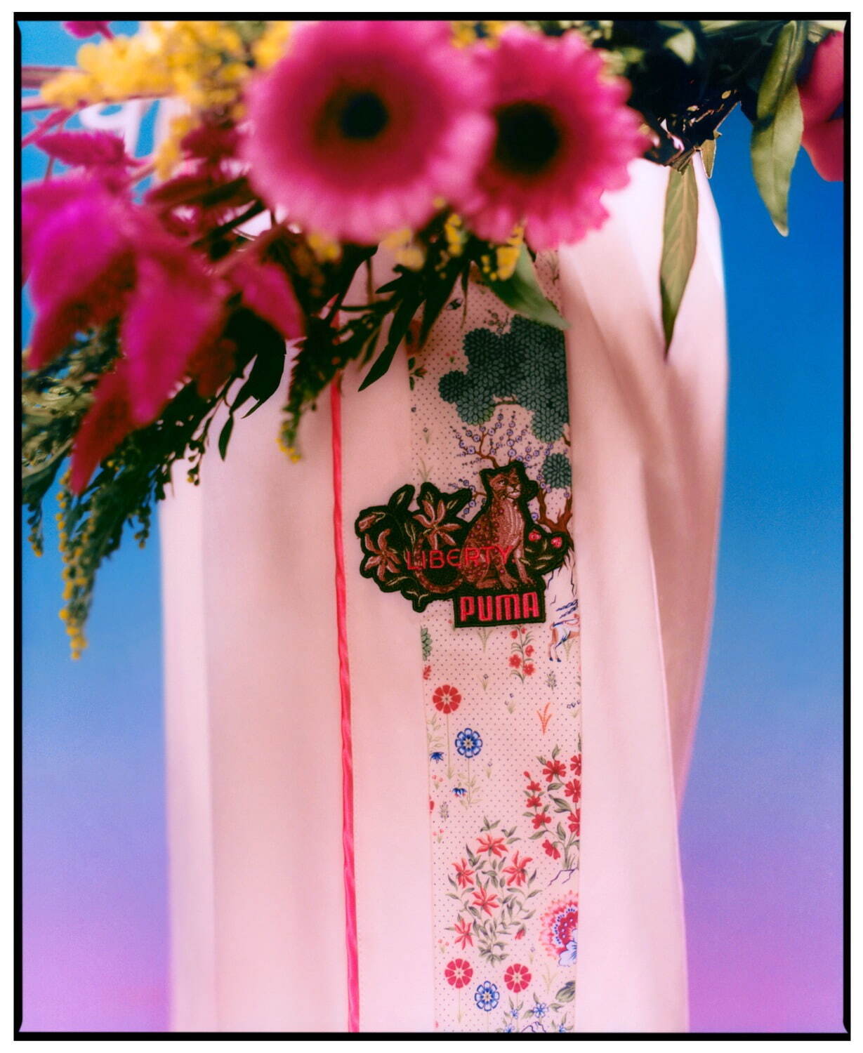 プーマ×リバティの限定スニーカー“花柄”や“宝石のような植物”刺繍、Tシャツ＆バッグも｜写真82