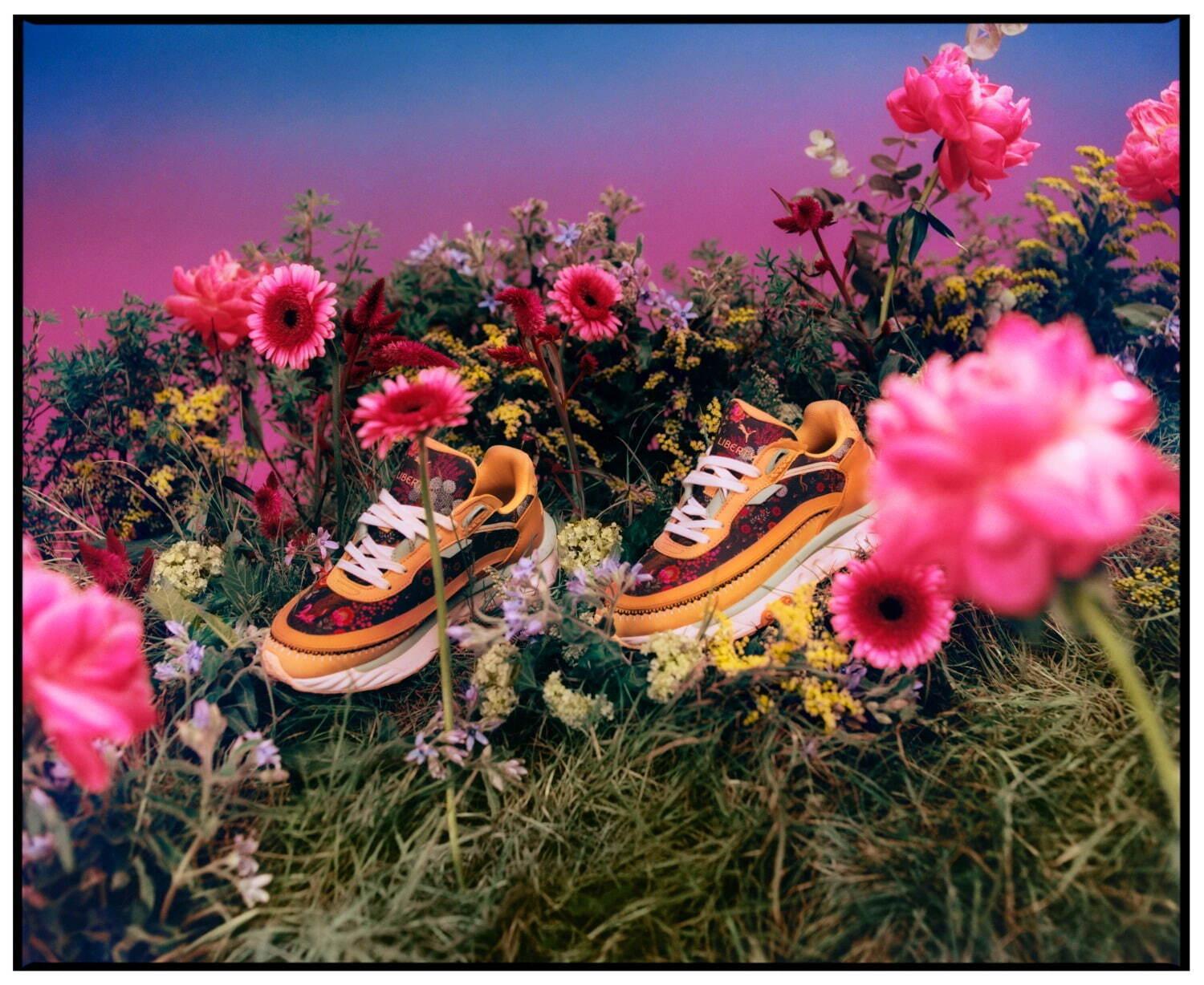 プーマ×リバティの限定スニーカー“花柄”や“宝石のような植物”刺繍、Tシャツ＆バッグも｜写真87