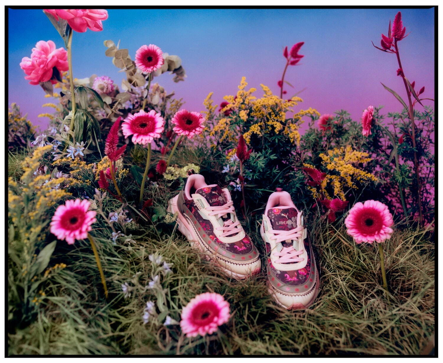 プーマ×リバティの限定スニーカー“花柄”や“宝石のような植物”刺繍、Tシャツ＆バッグも｜写真86
