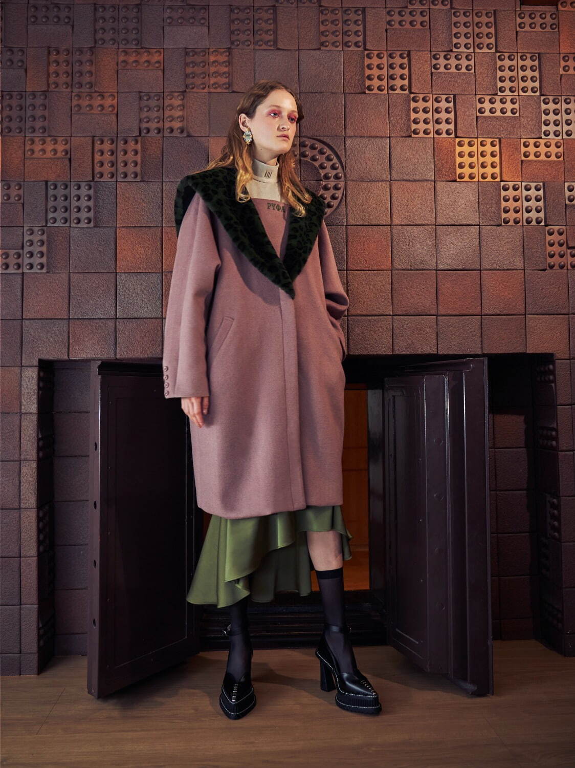 パメオポーズ“セーラーカラー＆チャイナボタン”のファーコート、21年秋の新作｜写真9